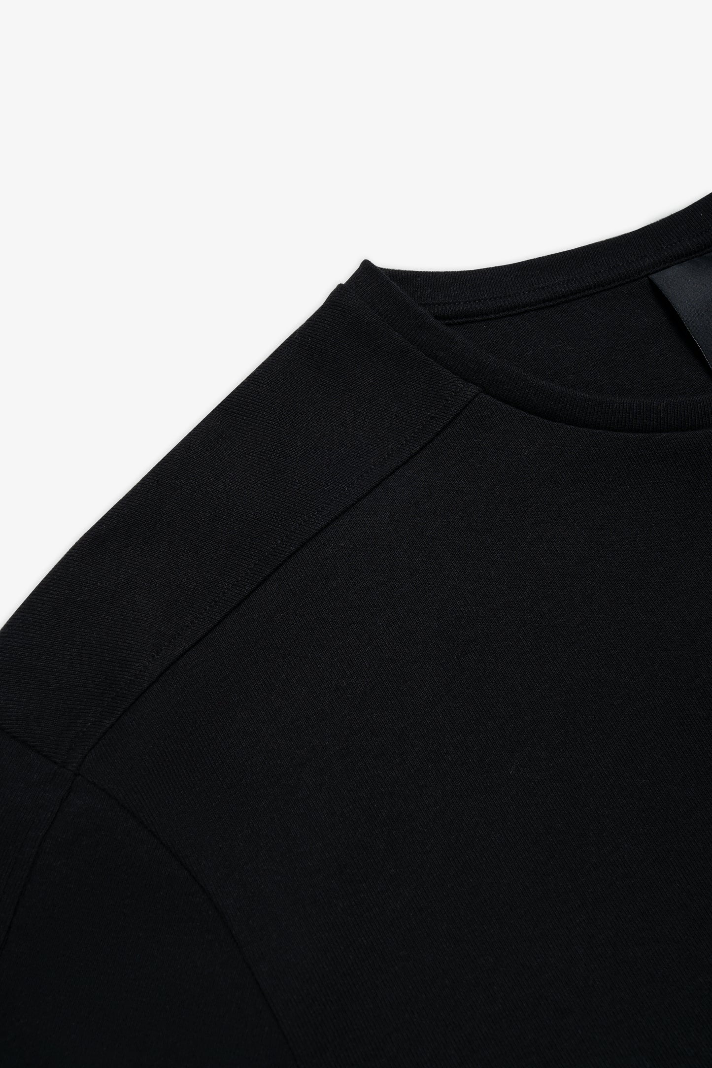 Shoulder stitching detailing close up black basic t-shirt
